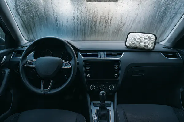 Mit einem Luftentfeuchterkissen für dein Auto beschlägt die Frontscheibe nicht mehr so schnell.