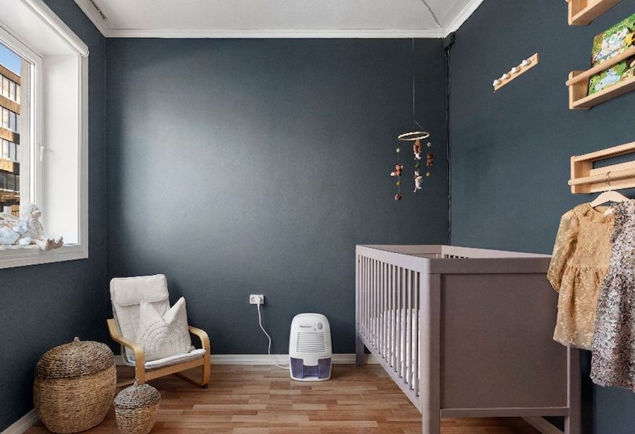Kleiner Luftentfeuchter im Kinderzimmer, damit die Luftfeuchtigkeit optimal geregelt wird